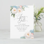 Soft Blue und Pink Blume Script WEDD Save The Date (Stehend Vorderseite)