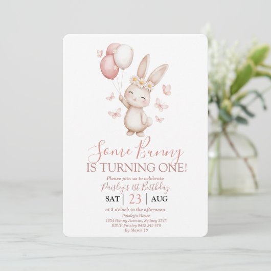 Soft Blush Bunny First Birthday Einladung (Stehend Vorderseite)