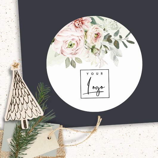 Soft Blush Pink Peony Leafy Botanisches Blumenlogo Runder Aufkleber