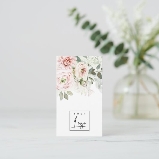 Soft Blush Pink Peony Leafy Botanisches Blumenlogo Visitenkarte (Stehend Vorderseite)
