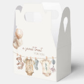 Soft Boho Neutral Baby Kleidung Babydusche Geschenkschachtel (Geöffnet)