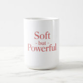 Soft but Powerful – Feminine Aesthetic T-Shirt Kaffeetasse (Mittel)
