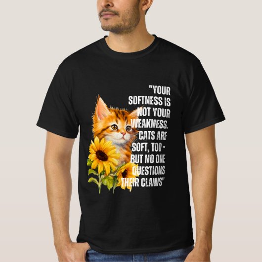 "Soft but Strong" Katze mit Sonnenblumen Zitat T-S T-Shirt (Vorderseite)
