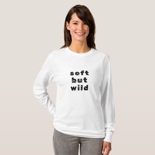 Soft but wild – Minimalistisches Statement T-Shirt (Vorne ganz)