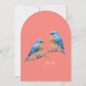 Soft Coral Bluebirds und Golden Script Wedding Einladung (Rückseite)