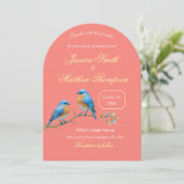 Soft Coral Bluebirds und Golden Script Wedding Einladung (Stehend Vorderseite)