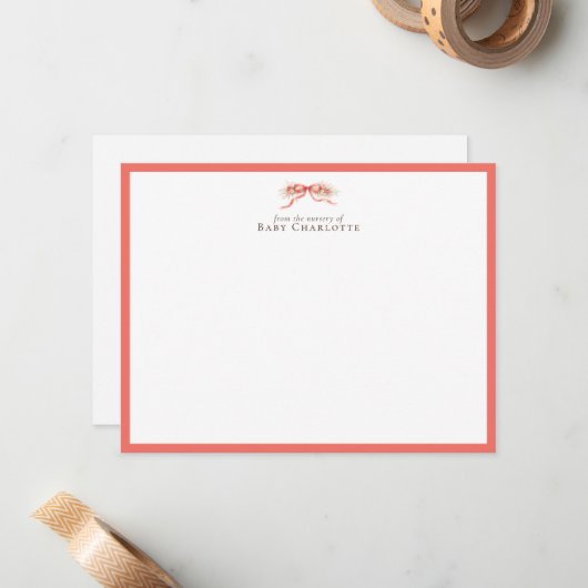 Soft Coral Bow Nursery Note Card – Personalized Mitteilungskarte (Vorderseite/Rückseite Beispiel)