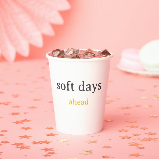 Soft Days Ahead – Minimal Lowercase Typography wit Pappbecher (Insitu)