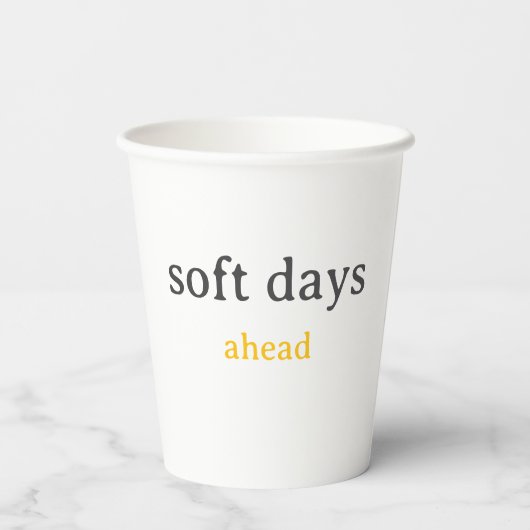 Soft Days Ahead – Minimal Lowercase Typography wit Pappbecher (Rückseite)