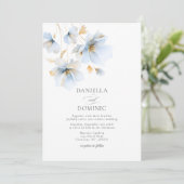 Soft Delicate Dusty Blue Gold Wildblumen Hochzeit Einladung (Stehend Vorderseite)