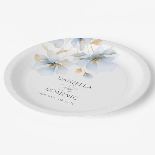 Soft Delicate Dusty Blue Gold Wildblumen Hochzeit Pappteller (Schrägansicht)