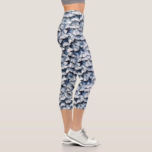 Soft Denim Blue Watercolor Ruffles Capri Leggings (Rechts)