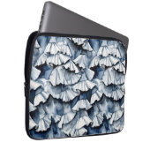 Soft Denim Blue Watercolor Ruffles Laptopschutzhülle (Vorne Rechts)