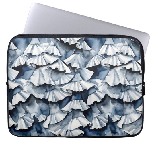 Soft Denim Blue Watercolor Ruffles Laptopschutzhülle (Vorderseite)
