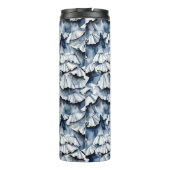 Soft Denim Blue Watercolor Ruffles Thermosbecher (Rückseite)