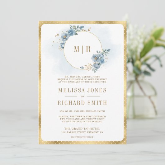 Soft Dusty Blue Floral Gold bei einer Hochzeit Einladung (Stehend Vorderseite)