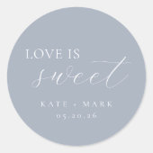 Soft Dusty Blue Love Is Sweet Wedding Favor Runder Aufkleber (Vorderseite)