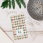 Soft Evergreen Gingham Monogram Schlüsselanhänger<br><div class="desc">Mit diesem bezaubernden Soft Evergreen Gingham Monogram Schlüsselanhänger, mit dem Ihre Schlüssel stilvoll behalten werden können, heben Sie Ihre Alltagsessenziellen auf. Mit einem zeitlosen karierten Muster in warmen, erdigen Farbtönen von Immergrün, Creme und tiefrot kombiniert dieser Schlüsselanhänger ein klassisches Design mit einer modernen personalisierten Touch. Das kühne, minimalistische Monogramm fügt...</div>