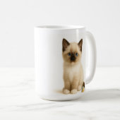 Soft Focus - Ragdoll Kitten mit Felt Toy Ball Kaffeetasse (VorderseiteRechts)