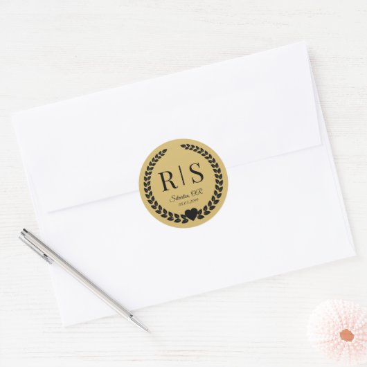 Soft Gold Wedding Monogram Initials Runder Aufkleber (Umschlag)