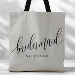 Soft Gray Bridesmaid Modernes Skript Tasche<br><div class="desc">Zeigen Sie Ihrem Brautparty mit dieser stylischen, weich grauen Bridesmaid Tote Tasche Ihre Wertschätzung. Diese Tasche mit modernem Drehbuch und dem Namen Ihrer Brautjungfrau ist praktisch und elegant zugleich. Die weiche Farbe und das schicke Design machen es perfekt, um das Wesentliche des Hochzeitstages oder Alltagsgegenstände zu tragen. Diese personalisierte Totttasche...</div>