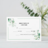 Soft Green Elegantus Eucalyptus Twigs Wedding RSVP Karte (Stehend Vorderseite)