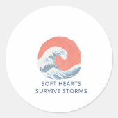 Soft Hearts Survive Storms Runder Aufkleber (Vorderseite)