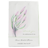 Soft Lila Lilies Brautparty Mittlere Geschenktüte (Vorderseite)