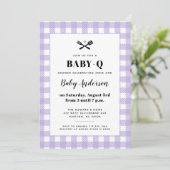 Soft Lilac Gingham Kariert Baby Shower GRILLEN Einladung (Stehend Vorderseite)