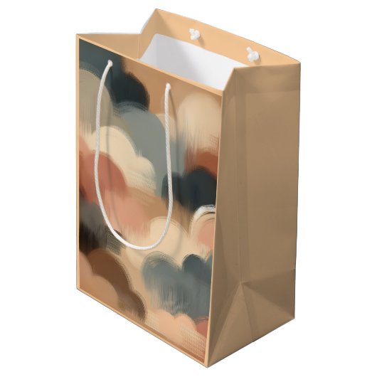 Soft Painterly Clouds Wrapping Paper — Neutral Bru Mittlere Geschenktüte (Rückseite Schrägansicht)