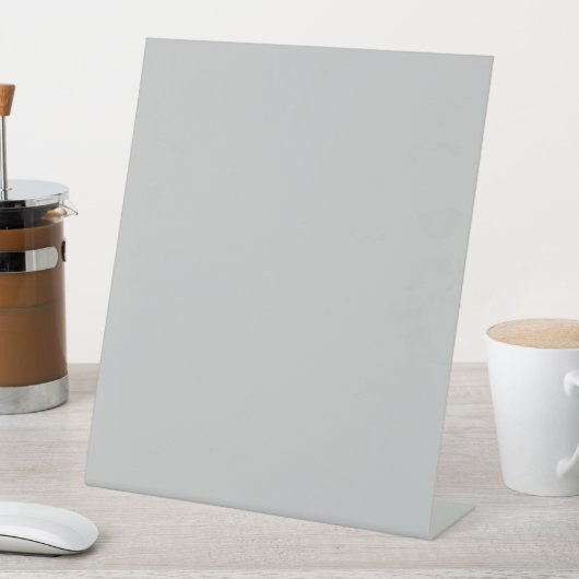 Soft Pale Gray Geometric Sockelschild (In Situ)