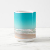Soft Pastel Ocean Sandy Beach Sky Flying Seagulls Kaffeetasse (Mittel)