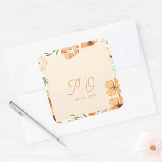 Soft Peach Garden Floral Monogram Wedding Quadratischer Aufkleber (Umschlag)