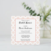 Soft Peachy Blush Damask Bridal Dusche Einladung (Stehend Vorderseite)