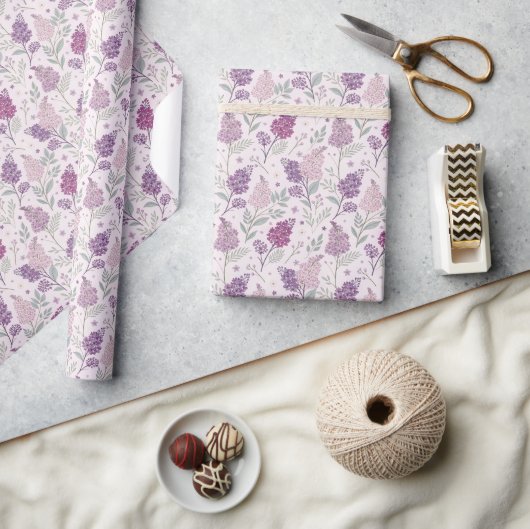 Soft Pink and Purple Lilac Floral Pattern Geschenkpapier (Kunsthandwerk)