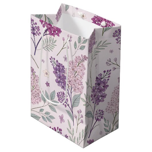 Soft Pink and Purple Lilac Floral Pattern Mittlere Geschenktüte (Vorderseite Schrägansicht)