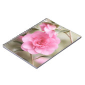 Soft Pink Camellier Blume Notebook Notizblock (Linke Seite)