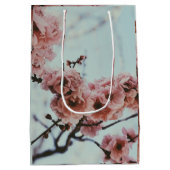 Soft Pink Cherry Blossom Geschenkboxen Mittlere Geschenktüte (Rückseite)