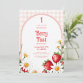 Soft Pink Gingham Strawberries Daisy 1. Geburtstag Einladung (Stehend Vorderseite)