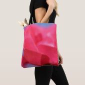 Soft Pink Rose und Sky Tote Bag Tasche (Von Nahem)