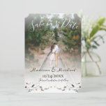 Soft Romantic Foto Ankündigung Datum freihalten<br><div class="desc">Erzählen Sie Ihren bevorstehenden Hochzeitstag mit einem schlichten und eleganten Foto Ankündigung Datum freihalten. Die Ankündigung Design zeigt die Platzierung des Fotos mit einem weichen weißen Farbverlauf mit Blumenverzierungen und handgeschriebenen Text für die Braut und Bräutigam Namen. Wenn Sie Hilfe bei der Personalisierung benötigen, kontaktieren Sie mich bitte direkt, um...</div>