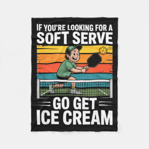 Soft-Serve-Pickleball-Spruch für Papa, der spielt Fleecedecke