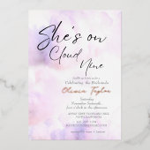 Soft She ist auf Cloud 9 Rose Gold Brautparty Folieneinladung (Vorderseite)