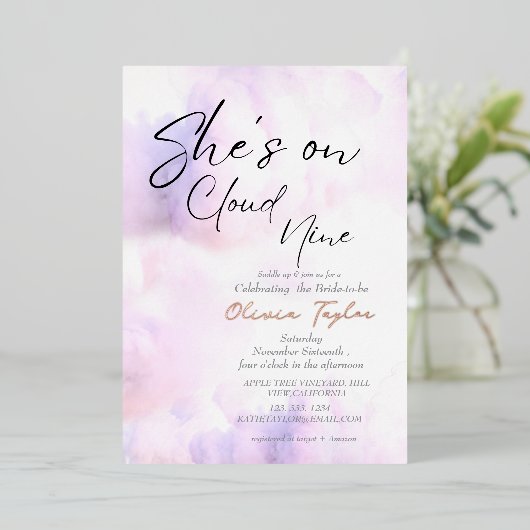 Soft She ist auf Cloud 9 Rose Gold Brautparty Folieneinladung (Stehend vorne)
