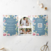 Soft Spring Floral Dusty Blue QR Code Wedding Dreifach Gefaltete Einladung (Innenseite)