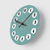 Soft Teal with White Accents Wall Clock Runde Wanduhr (Winkel)