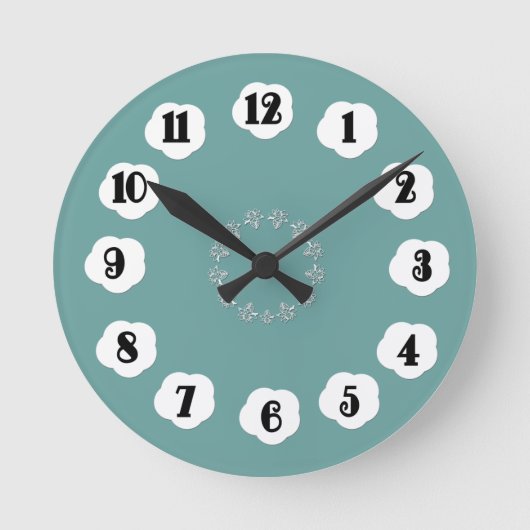 Soft Teal with White Accents Wall Clock Runde Wanduhr (Vorderseite)