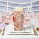 Soft Waves & Golden Lines Geschenkschachtel<br><div class="desc">Fluid waves of blush and peach ripple across a glossy surface,  adorned with golden veins and scattered droplets.
This artwork evokes softness,  sensuality,  and the quiet elegance of organic motion.</div>