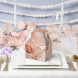 Soft Waves & Golden Lines Geschenkschachtel<br><div class="desc">Fluid waves of blush and peach ripple across a glossy surface,  adorned with golden veins and scattered droplets. This artwork evokes softness,  sensuality,  and the quiet elegance of organic motion.</div>