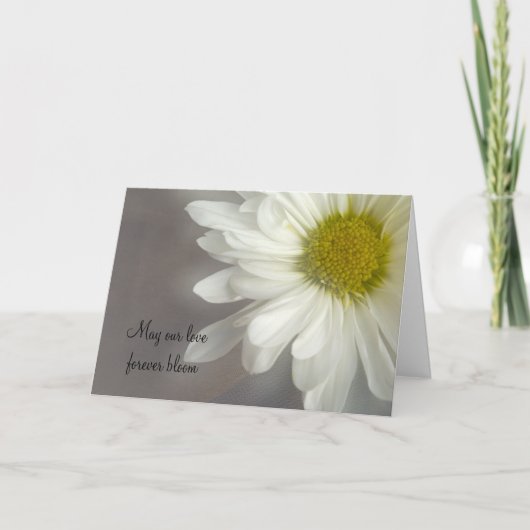 Soft White Daisy on Gray Wedding Einladungskarte (Vorderseite)
